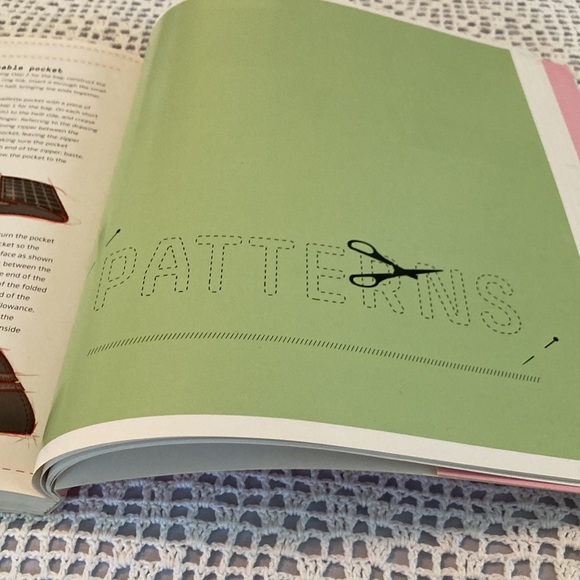 Chic Bags: 22 Handbags, Purses, Totes, and Accessories to Make - Picture 9 of 16